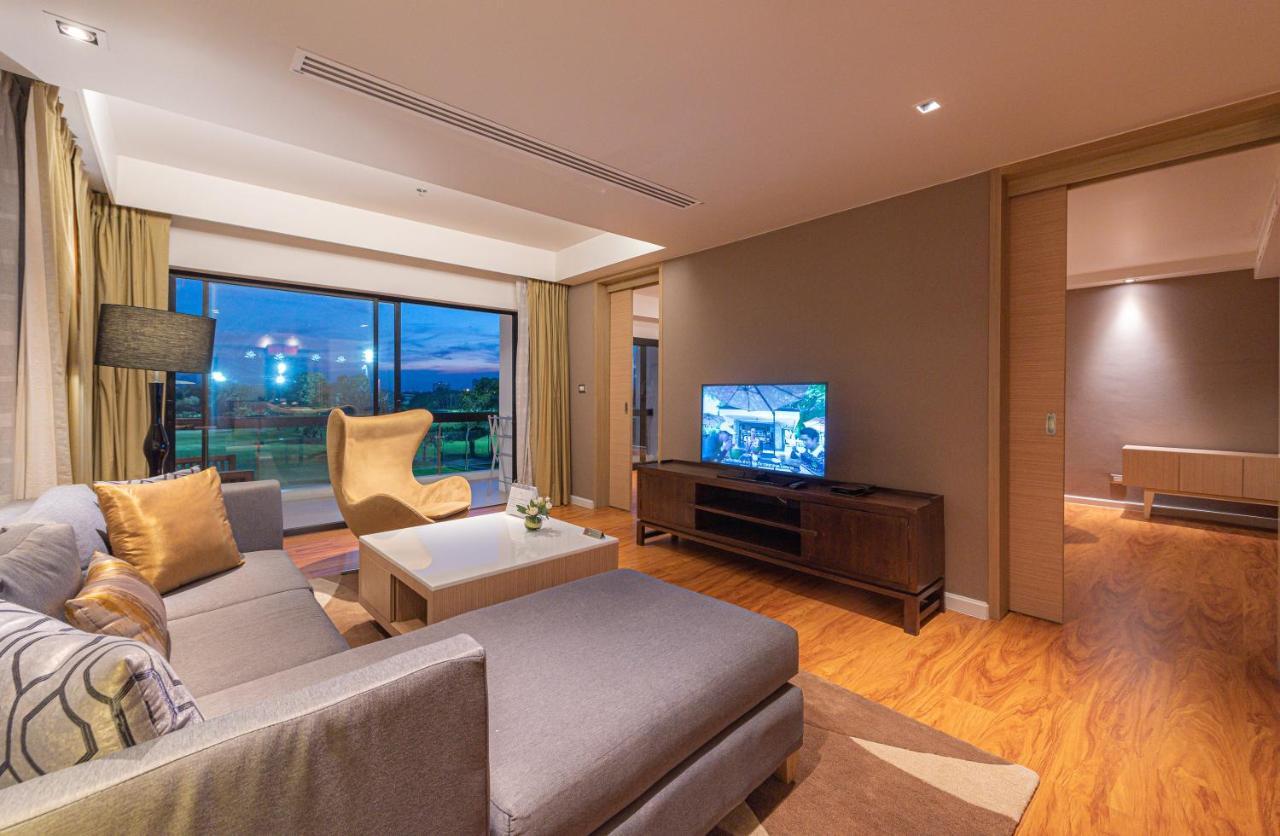 Summit Windmill Golf Suite Hotel At Suvarnabhumi Bangkok Exterior foto A living room in a suite at the hotel