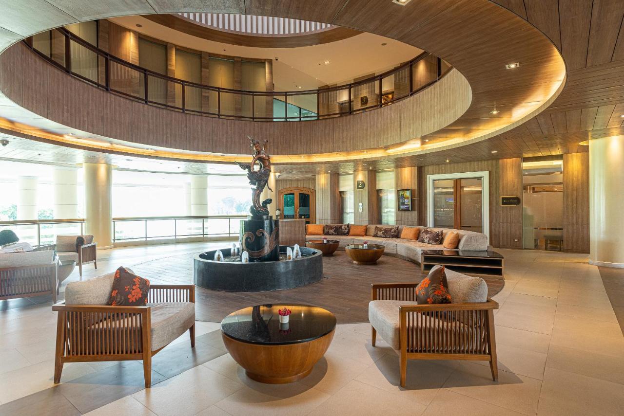 Summit Windmill Golf Suite Hotel At Suvarnabhumi Bangkok Exterior foto The lobby of the hotel